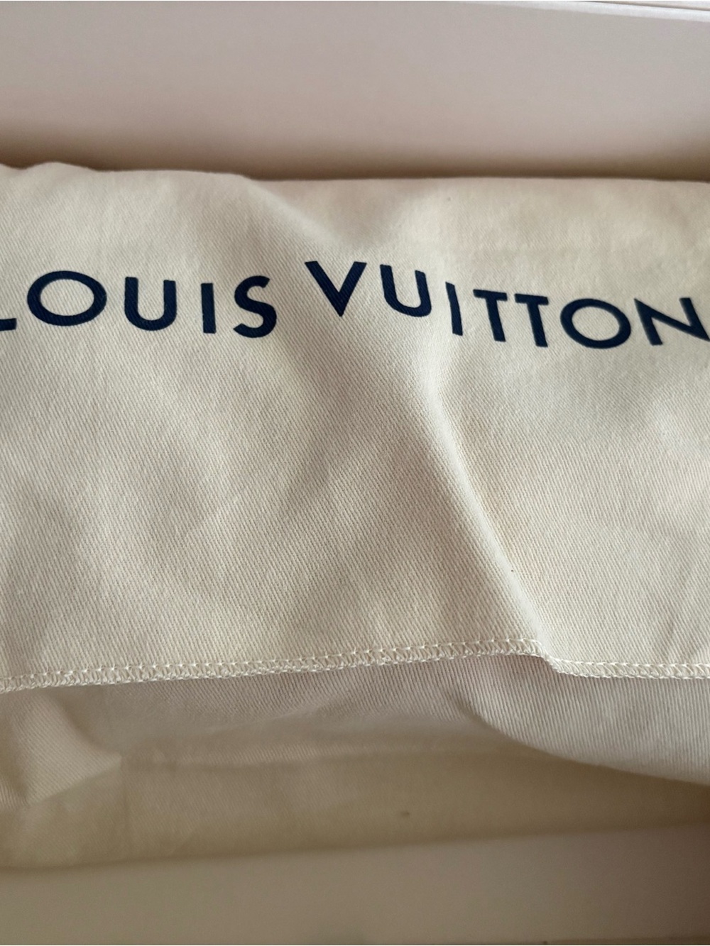 Louis Vuitton - Picture 6 of 7